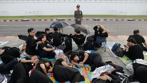 Warga Thailand memilih tidur di jalanan demi menghadiri prosesi kremasi Raja Bhumibol