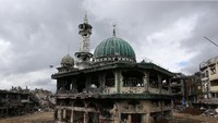 Masjid yang rusak terlihat di kota Marawi.