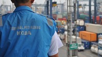 Seorang petugas mengamati lalu lintas kerja di Terminal Pelabuhan Tanjung Priok, Jakarta, Rabu (25/10). Foto: dok. TPK Koja