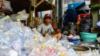Mereka juga bisa mengubah fungsi awal sampah tersebut seperti mengubah botol plastik sebagai pot tanaman.