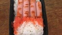 Jari-jari putus yang berlumuran darah ini terdiri dari nasi, sosis, dan salmon roe. Hiii!
