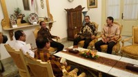 Suasana tampak santai di awal dan penuh tawa. Anies tampak menceritakan sesuatu yang kemudian semuanya tertawa.
