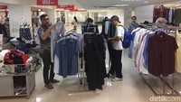 Sejumlah pembeli tengah memilih pakaian.