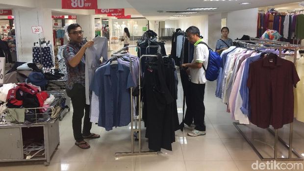 Diskon produk sepatu hingga pakaian di Lotus Thamrin