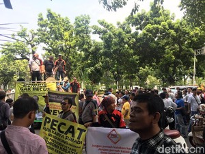 Tolak Aturan Baru, Ratusan Driver Taksi Online Demo ke Kemenhub