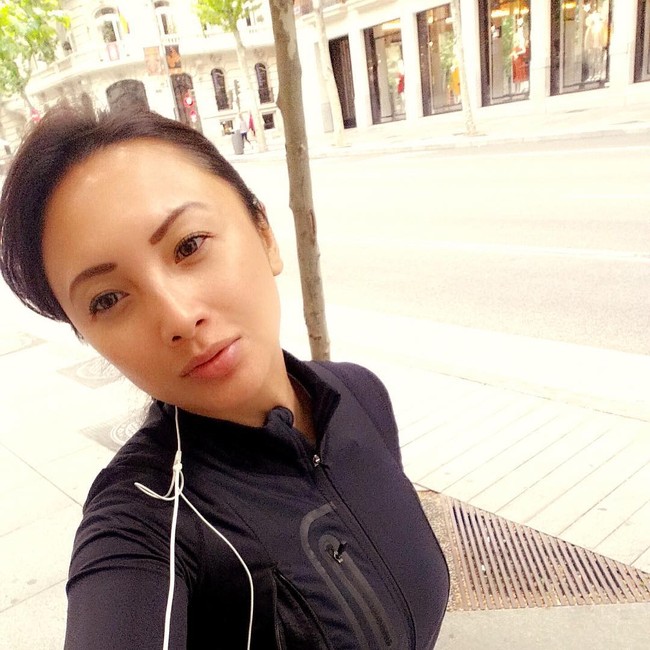 Di usianya yang hampir menginjak 42 tahun, Tata yang belakangan berpacaran dengan seorang pria bule tetap terlihat awet muda. Ssst.. rahasinya adalah rutin mengonsumsi sarang burung walet. Foto: Instagram/Tata Cahyani