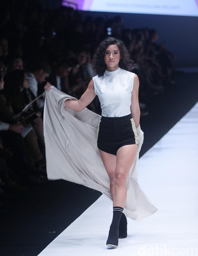 Fashion show Luna Maya berkolaborasi dengan desainer Hartono Gan, yang mengangkat tema Divas in Music di Jakarta Fashion Week 2018, Senayan City, Jakarta, Minggu (22/10/2017). Foto: Mohammad Abduh/Wolipop