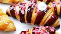 Croissant bikinan @bread.sack.official bakery dari Korea ini menambah sentuhan croissant dengan taburan cokelat cincang.