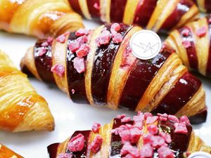 Bikin Gemes! Croissant Kini Tampil Dalam Warna Belang Cantik