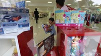 Diskon besar-besaran dilakukan oleh Lotus untuk menghabiskan sisa barang dagangan.