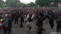 Para penonton yang melihat aksi kesurupan langsung menyingkir karena ketakutan, namun ada pula yang nekat mendekati penari yang kesurupan meski sudah dilarang oleh panitia.