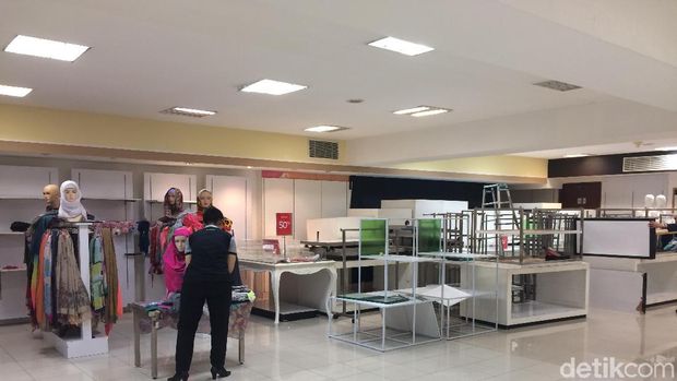 Barang-barang di Lotus Thamrin nyaris ludes