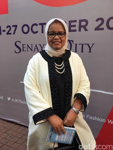 Rebutan Selfie Bareng Istri Anies-Sandi di Jakarta Fashion Week 2018