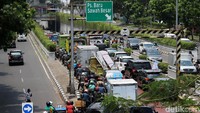Demi menjaga keamanan pengguna jalan di lintasan sebidang, seluruh kendaraan dialihkan melewati underpass.