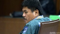 Musa Zainuddin mendengarkan tuntutan yang dibacakan jaksa.
