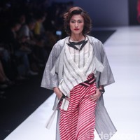  Tampil pula model senior Davina yang juga memeragakan rancangan purana yang terinspirasi oleh gaya glam-rock Gwen Stefani. (Foto: Moh. Abduh/Wolipop)