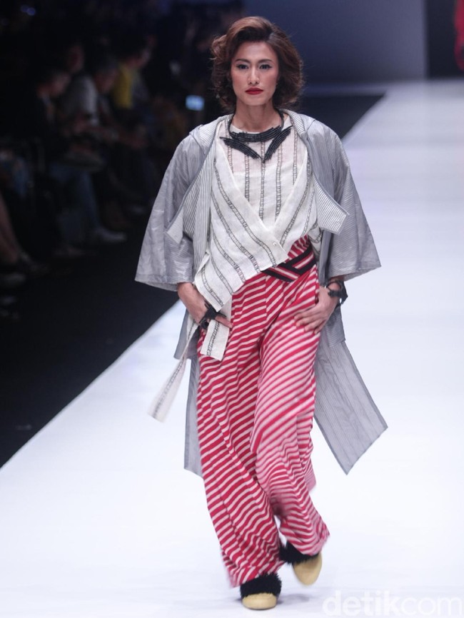  Tampil pula model senior Davina yang juga memeragakan rancangan purana yang terinspirasi oleh gaya glam-rock Gwen Stefani. (Foto: Moh. Abduh/Wolipop)