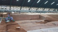 Museum ini kini jadi Situs Warisan Dunia UNESCO. Di ujung museum pertama masih ada pekerja yang merestorasi terraccota. Tapi pengunjung tetap dapat menikmati terakota tanpa terganggu (Elvan/detikTravel)