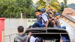 Ngeriii,.. Begini Tradisi Pelajar Garut Naik di Atap Mobil