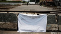 Penutupan perlintasan KA itu juga mendapat penolakan dari warga yang mencari rejeki dengan berdagang di sepajang jalan tersebut.