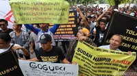 Jika sebelumnya awal tahun 2017 lalu, para pengemudi taksi konvensional melakukan demonstrasi dan menuntut pemerintah mengoreksi aturan soal taksi online. Kali ini giliran pengemudi taksi aplikasi yang menggelar unjuk rasa.