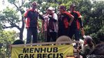 Driver Wanita di Demo Taksi Online