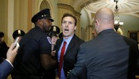 Pelempar bendera Rusia ini teridentifikasi bernama Ryan Clayton yang berasal dari Americans Take Action
