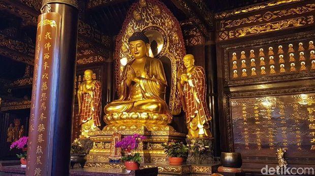 Patung Buddha emas di dalam salah satu kelenteng (Elvan/detikTravel)