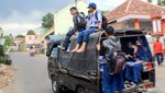 Ngeriii,.. Begini Tradisi Pelajar Garut Naik di Atap Mobil