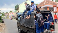 Alasan kenapa anak-anak pelajar yang mayoritas laki-laki ini nekad naik ke atas atap mobil pun beragam.