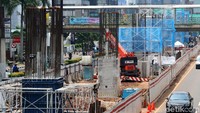 Tiang-tiang LRT Jabodebek sudah mulai terbangun di bagian tengah Jalan Rasuna Said. Direktur Operasional PT Adhi Karya Tbk, Pundjung Setya mengatakan, untuk pembangunan LRT memang sengaja dilakukan di bagian tengah jalan.