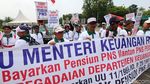 Kakek-kakek Demo Tuntut Pembayaran Pensiun