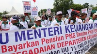 Para pengunjukrasa merupakan pegawai pegadaian tahun 70-an yang sudah pensiun.