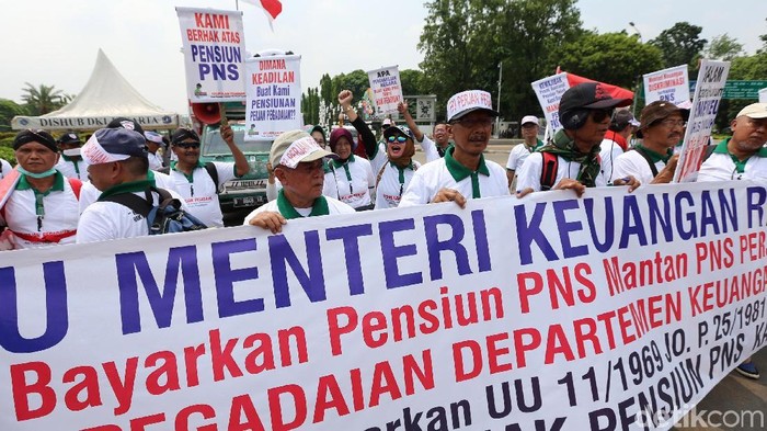 Para pensiunan Pegadaian berdemo di Istana Negara, Jakarta, Rabu (25/10). Para kakek ini menuntut pembayaran dana pensiunan setara PNS.