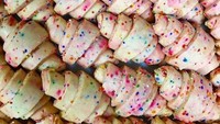 Tak salah lagi, croissant bertema unicorn dan diberi nama funfetti croissant. Karena menurut @chef_thiago idenya dari confetti cake atau cake ultah.