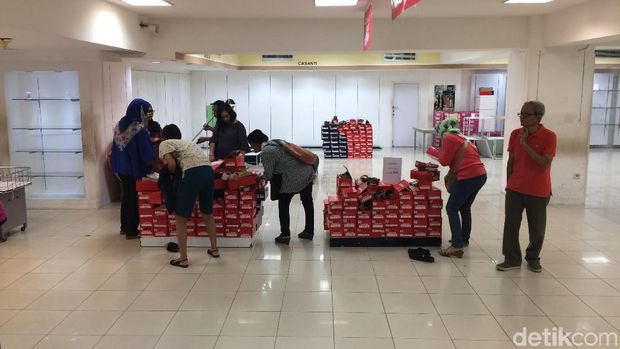 Diskon produk sepatu hingga pakaian di Lotus Thamrin