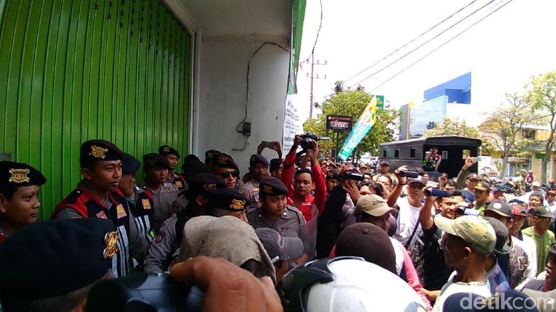 Tukang Becak dan Ojek Konvensional Tuntut Kantor Gojek Ditutup Tukang Becak dan Ojek Konvensional Tuntut Kantor Gojek Ditutup