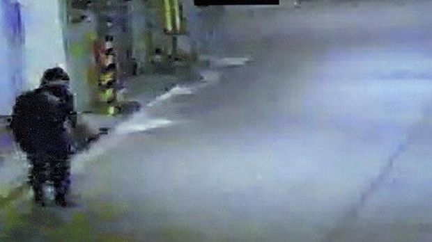 Sosok pencuri ala ninja saat terekam CCTV di Jepang