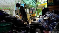 Sayangnya, mesin penghancur botol plastik sudah lama tidak digunakan karena biaya operasional yang tinggi dibandingkan harga plastik yang sedang murah.
