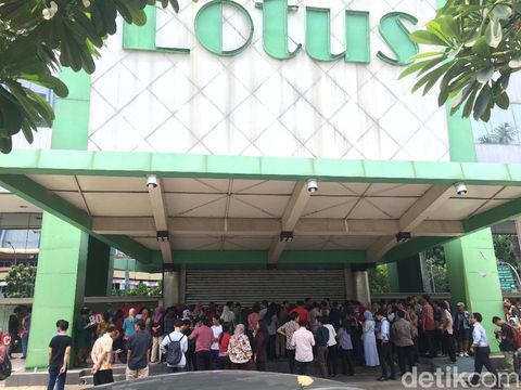 Pembeli sedang menanti gerai Lotus dibuka 