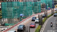 Para pekerja membangun tiang LRT Jabodebek koridor Cawang-Dukuh Atas.