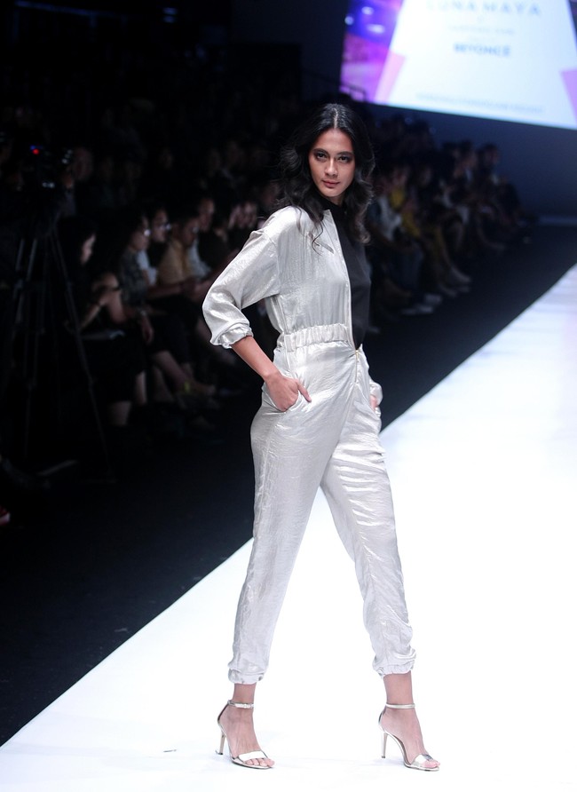 Fashion show Luna Maya berkolaborasi dengan desainer Hartono Gan, yang mengangkat tema Divas in Music di Jakarta Fashion Week 2018, Senayan City, Jakarta, Minggu (22/10/2017). Foto: Mohammad Abduh/Wolipop