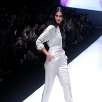 Fashion show Luna Maya berkolaborasi dengan desainer Hartono Gan, yang mengangkat tema Divas in Music di Jakarta Fashion Week 2018, Senayan City, Jakarta, Minggu (22/10/2017). Foto: Mohammad Abduh/Wolipop