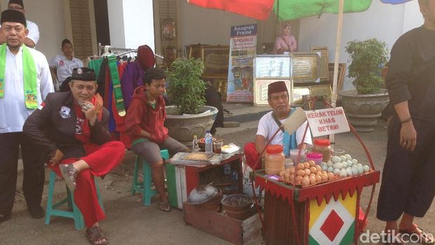 Aneka jajanan khas Betawi, seperti kerak telor juga tersedia 