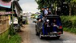 Ngeriii,.. Begini Tradisi Pelajar Garut Naik di Atap Mobil