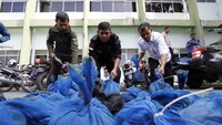 Barang bukti dan dua orang tersangka diserahkan ke Gakkum BBKSDA Riau. (Foto: AFP PHOTO / WAHYUDI)