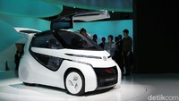 Concept i-Ride menggunakan pintu gullwing. Sehingga, ketika pintunya dibuka, ruang untuk akses keluar-masuk mobil pun lebih luas, dan joknya bisa bergeser secara elektrik.