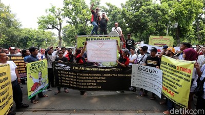 Demo Taksi Online Kritisi Menteri Perhubungan