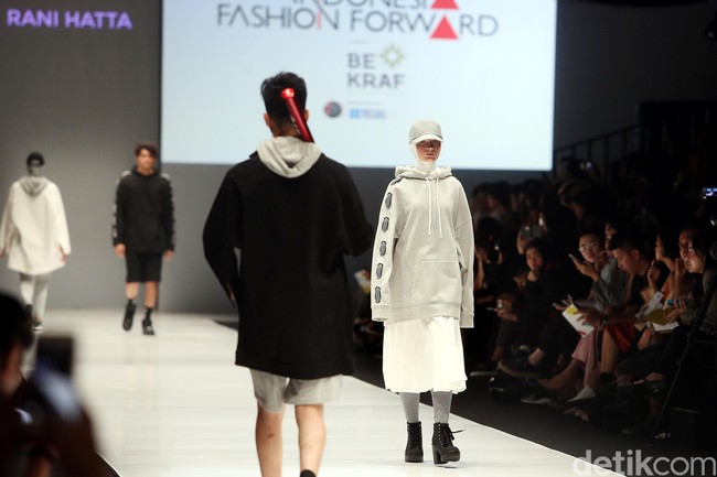 Koleksi Detention Rani Hatta di Jakarta Fashion Week 2018. Foto: Rengga Sancaya/Detikcom