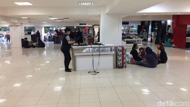 Suasana lantai Lotus Thamrin